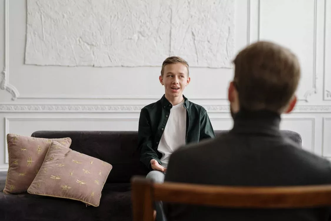 adolescente hablando con terapeuta